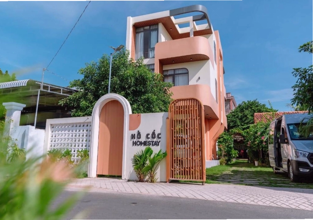 Không gian Hồ Cốc Backpacker Homestay với kiến trúc mộc mạc, gần gũi thiên nhiên