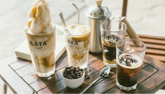 Không gian Kafa Cafe Ngụy Như Kon Tum với bàn ghế gỗ thấp phong cách trẻ trung