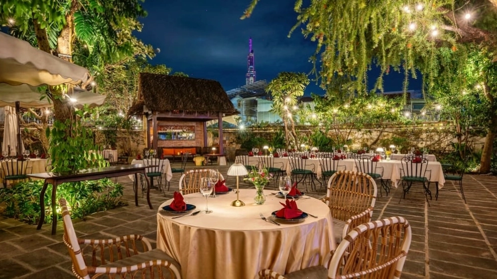 Không gian Lạc Thái Restaurant cổ kính pha nét sang trọng, ấm cúng