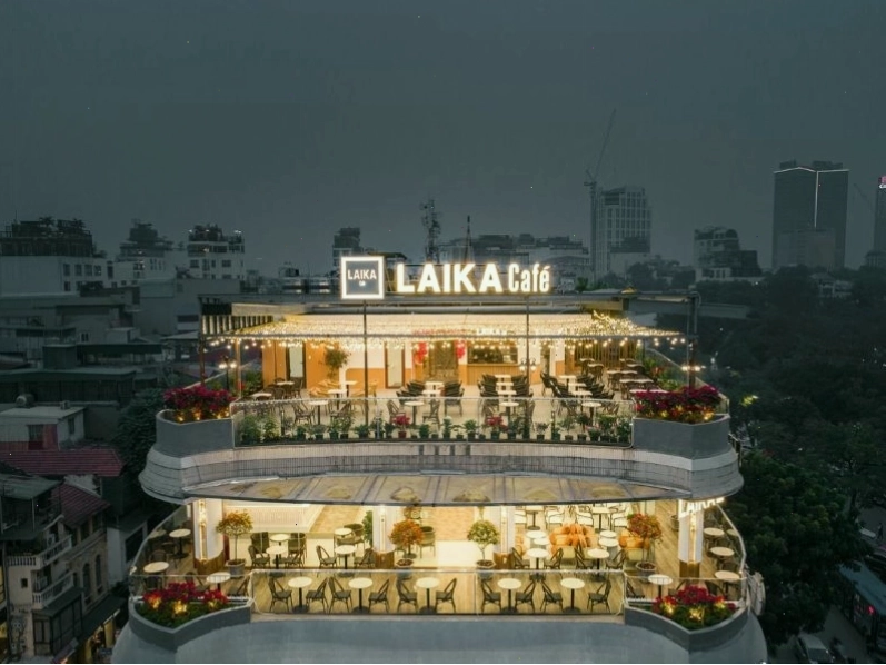 Không gian Laika Cafe ấm cúng với các món đồ uống và bánh ngọt hấp dẫn
