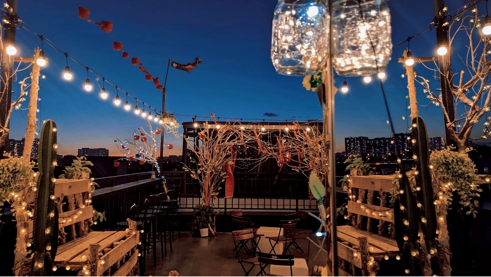 Không gian lãng mạn của Cafe Mây Chiều Rooftop về đêm