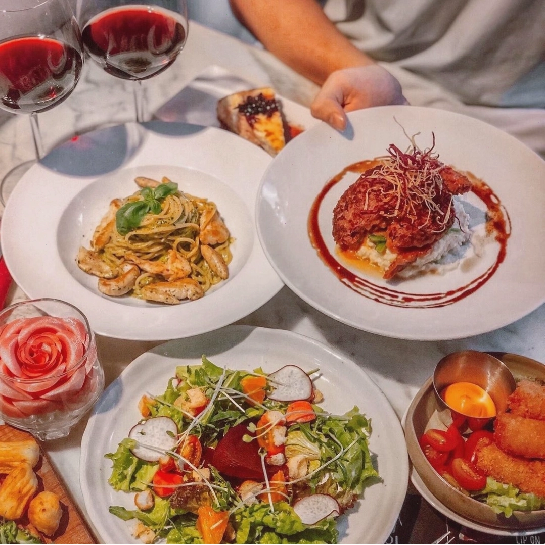 Không gian lãng mạn tại Elson Meat & Wine