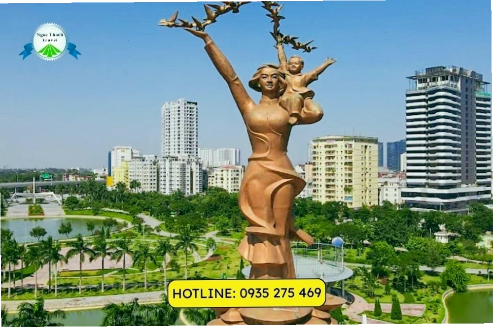 Không gian lung linh của Công viên Hòa Bình về đêm với ánh đèn dịu nhẹ