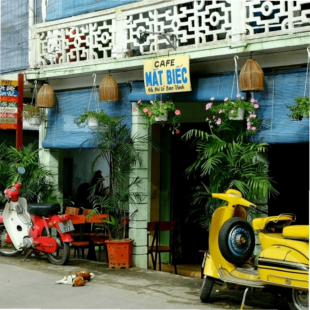 Không gian lung linh về đêm của Reborn Coffee