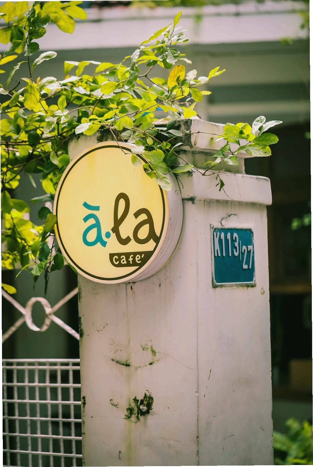 Không gian mặt tiền Àla Cafe Đà Nẵng với cây xanh bao phủ