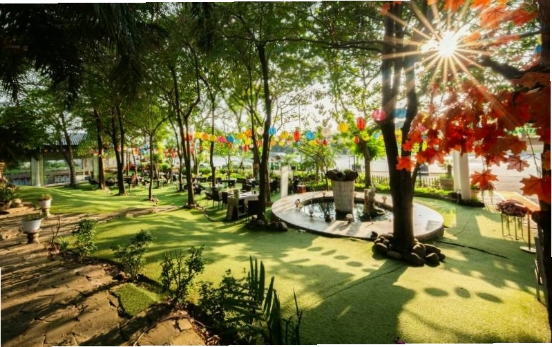 Không gian mở với cây xanh bao phủ tại Nhà hàng Hoa An Viên