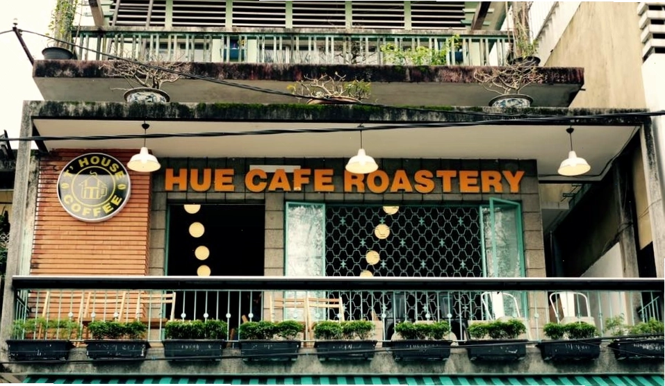 Không gian mộc mạc của Hue Cafe Roastery với lối đi lát gạch hoa