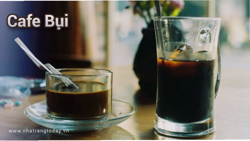 Không gian mộc mạc của một quán cafe bụi Sài Gòn