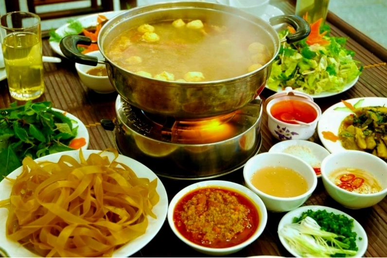 Không gian mộc mạc đậm chất miền Tây tại nhà hàng Hai Lúa Sài Gòn