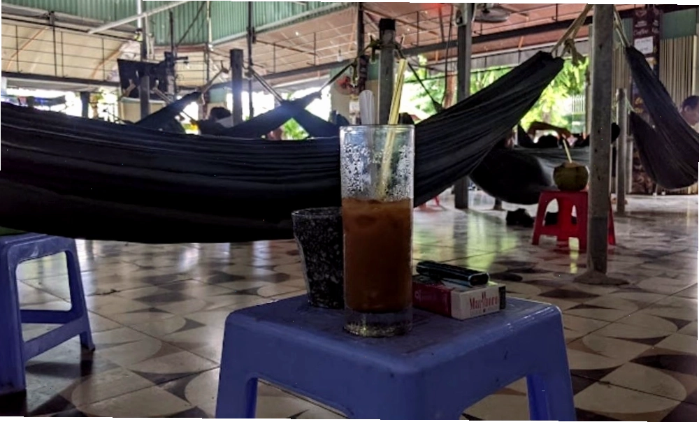 Không gian mộc mạc tại quán cafe võng cô Thắm
