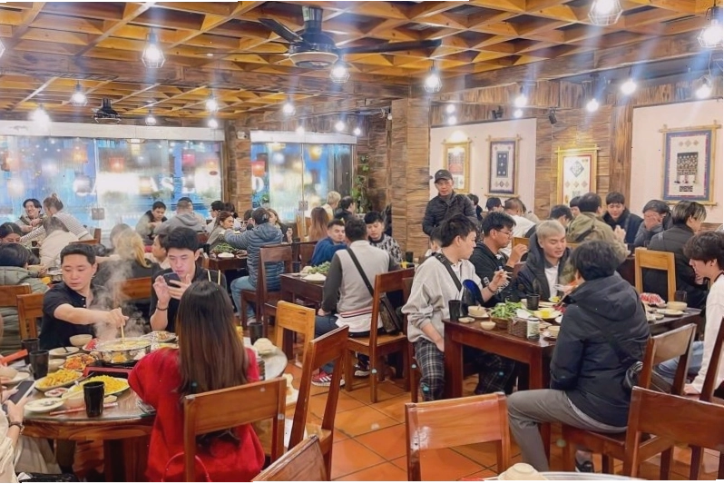 Không gian mộc mạc tại Viet Deli – Món Ngon Tây Bắc