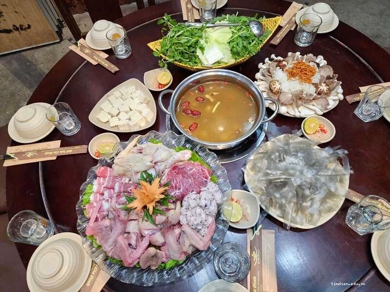 Không gian Mộc Restaurant Tuyên Quang với nhiều cây xanh và bàn ghế gỗ