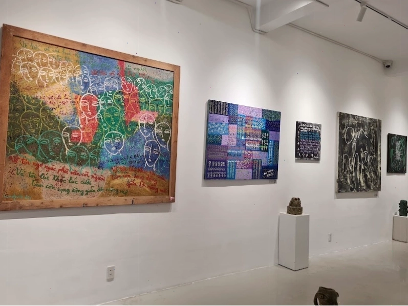 Không gian nghệ thuật tại XYZ Cafe & Artspace với tranh ảnh treo tường độc đáo