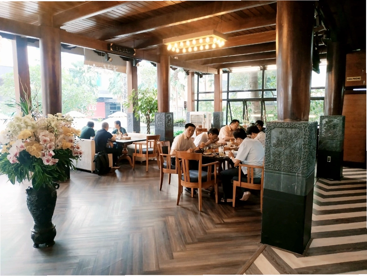 Không gian ngoài trời của Nhà Gỗ Cafe, Wood House Coffee Cần Thơ