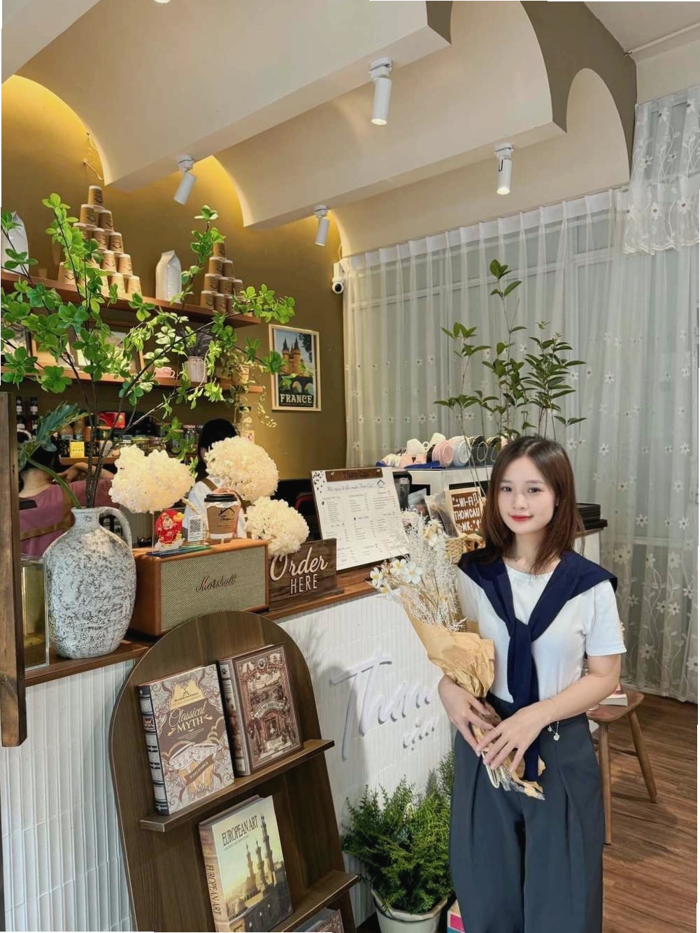 Không gian ngoài trời tại Thom Cau Coffee