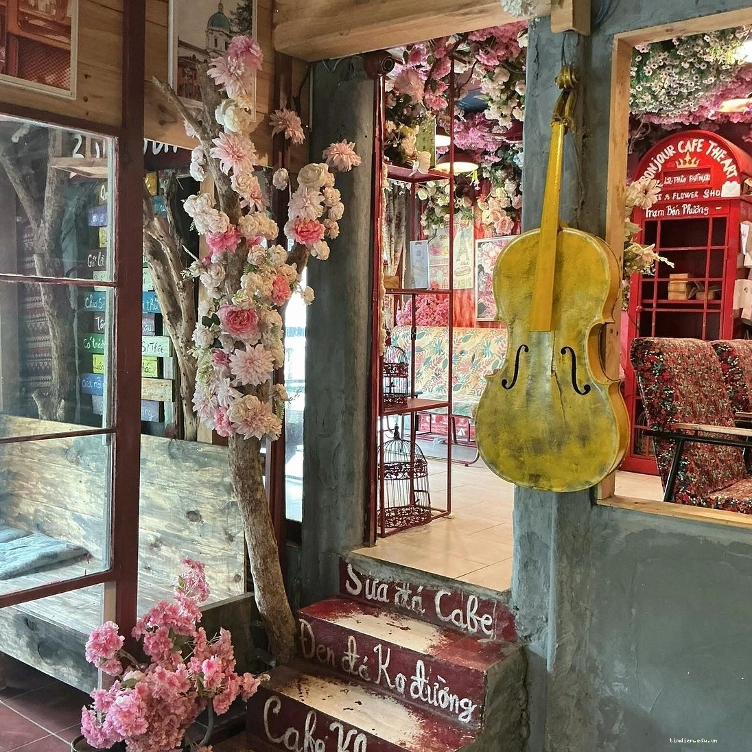 Không gian ngồi thư giãn tại Bonjour Cafe