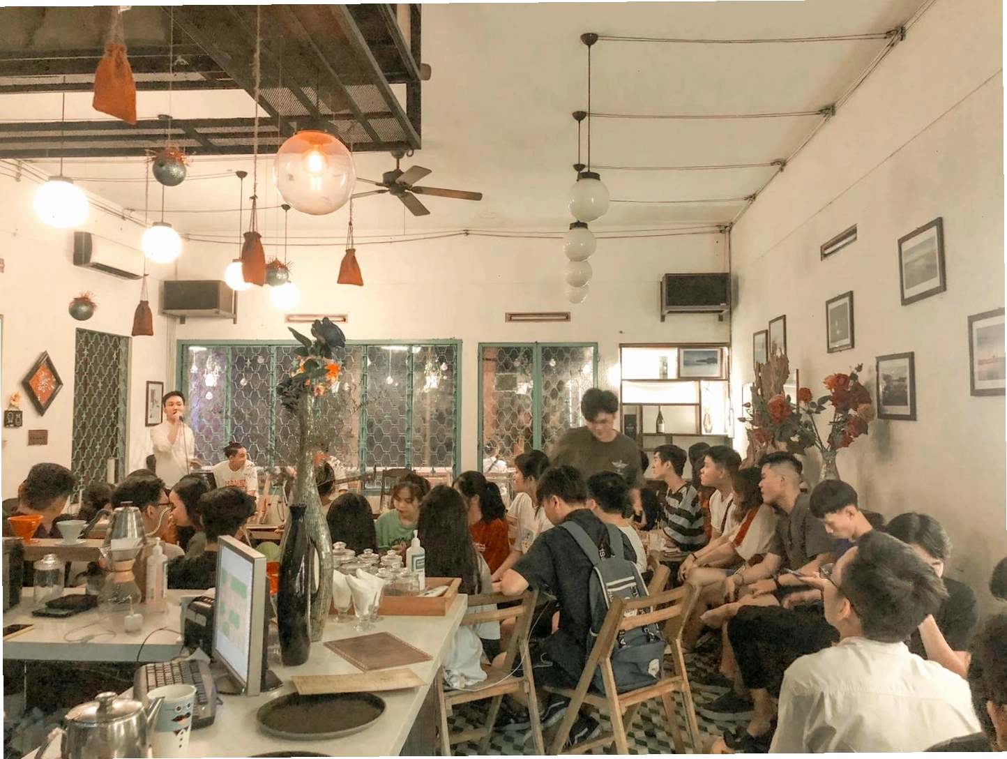 Không gian ngồi thư giãn tại Hue Cafe Roastery