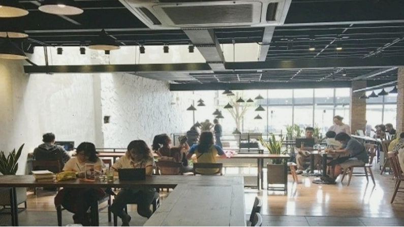 Không gian ngồi thư giãn tại quán cafe view đẹp
