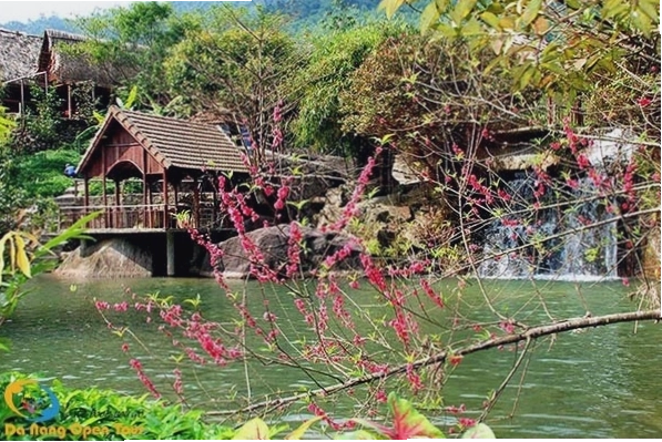 Không gian nhà chòi thoáng đãng tại Suối Hoa Đà Nẵng, phù hợp cho nhóm đông người