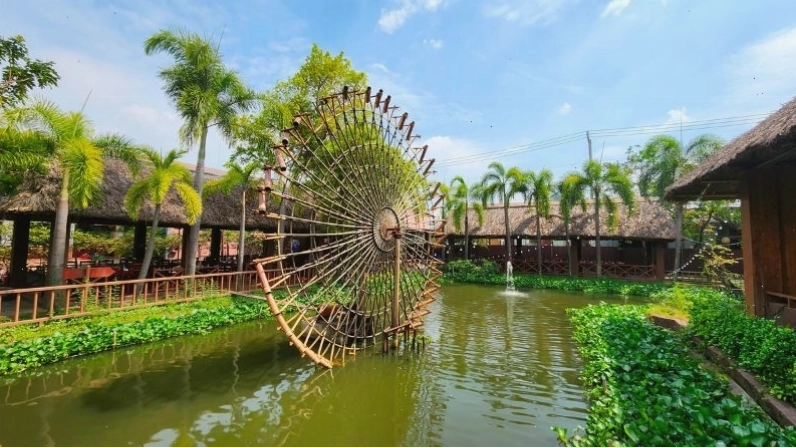 Không gian nhà chòi xanh mát tại Nhà hàng Sinh thái Bình Xuyên