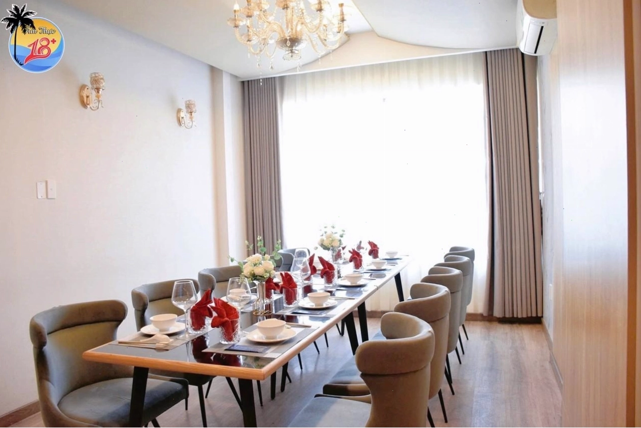Không gian nhà hàng 18E với thiết kế mở, thoáng đãng