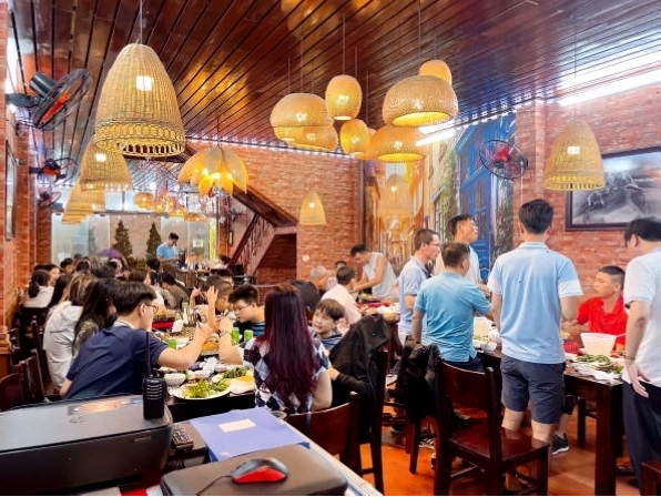 Không gian nhà hàng ấm cúng tại Sapa
