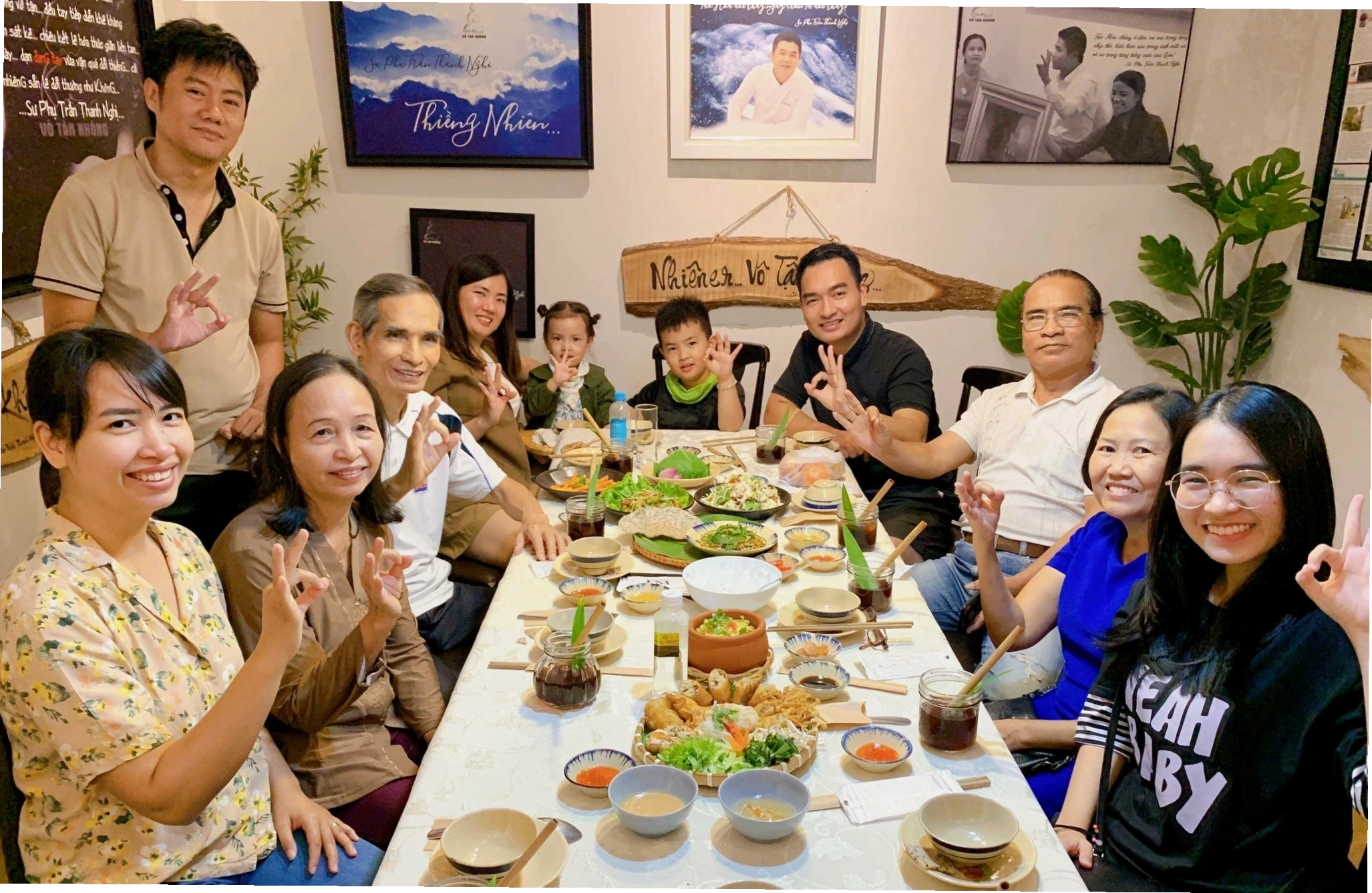 Không gian nhà hàng ấm cúng, thuận lợi cho việc đặt bàn trực tuyến
