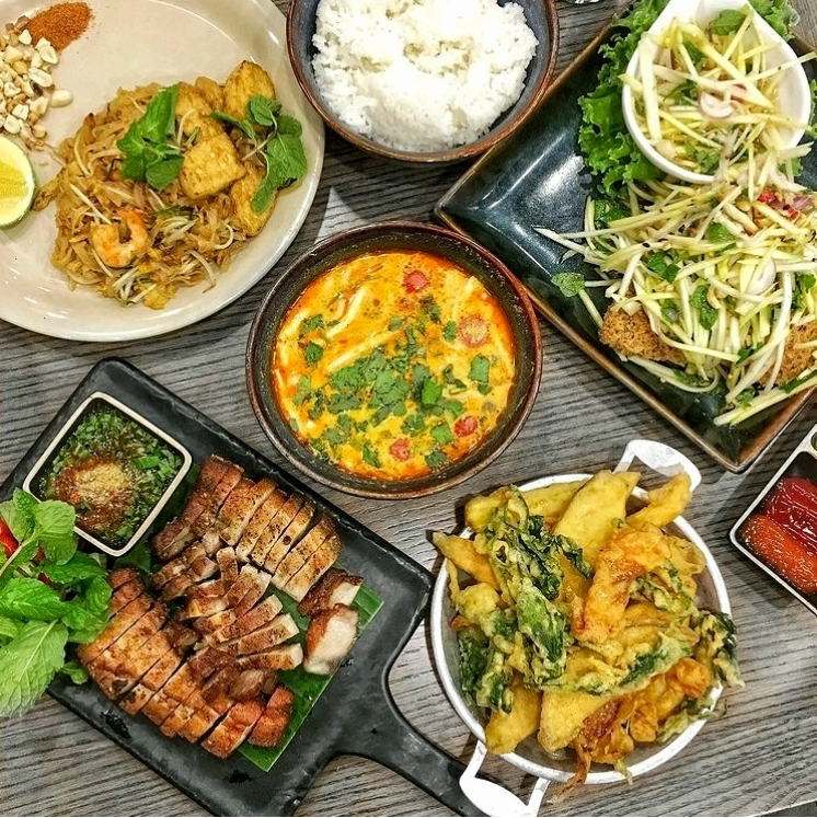 Không gian nhà hàng ấm cúng về đêm