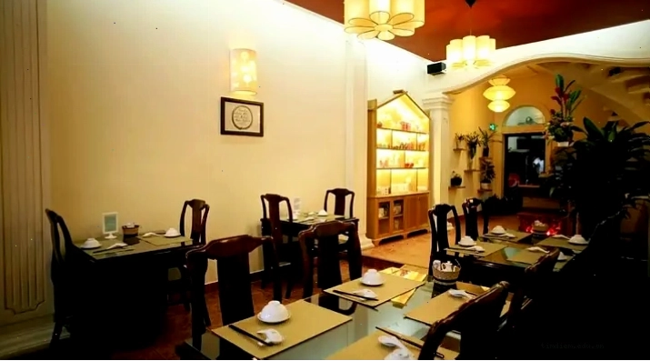 Không gian Nhà hàng Chay Sân Mây với tông màu gỗ ấm cúng