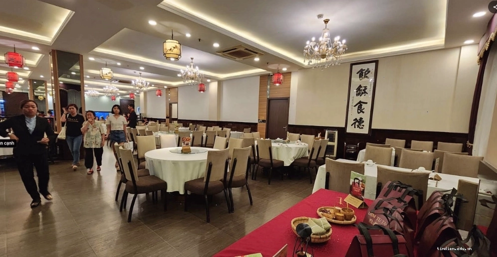 Không gian nhà hàng Dim Tu Tac sang trọng và cổ điển