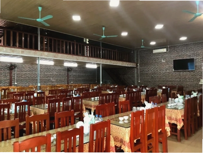 Không gian nhà hàng Dũng Phố Núi phù hợp cho các bữa tiệc gia đình