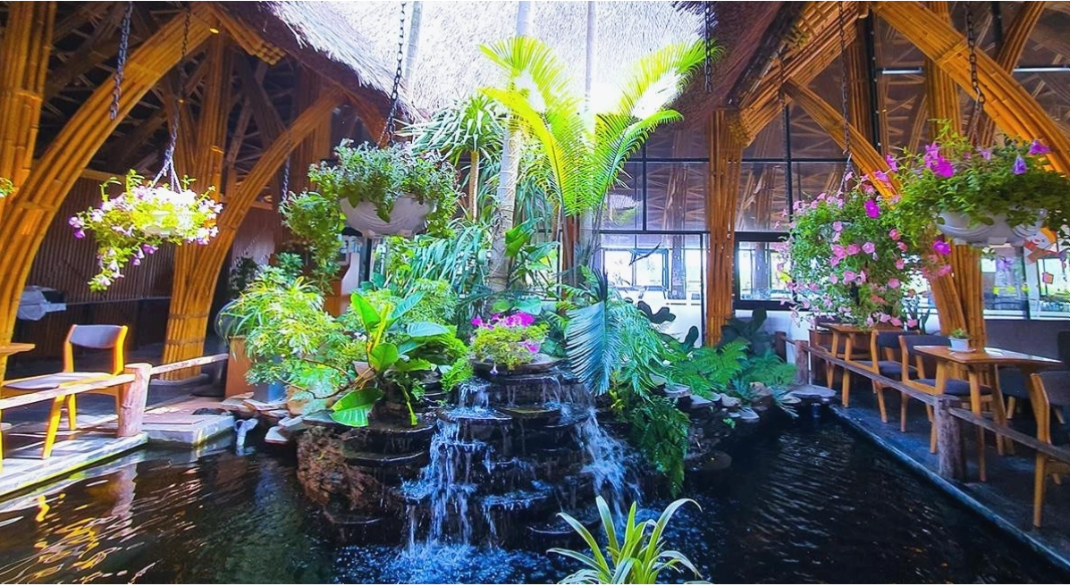 Không gian nhà hàng Everland nhìn từ trên cao, bao quát khu vực sông Cầu Rào