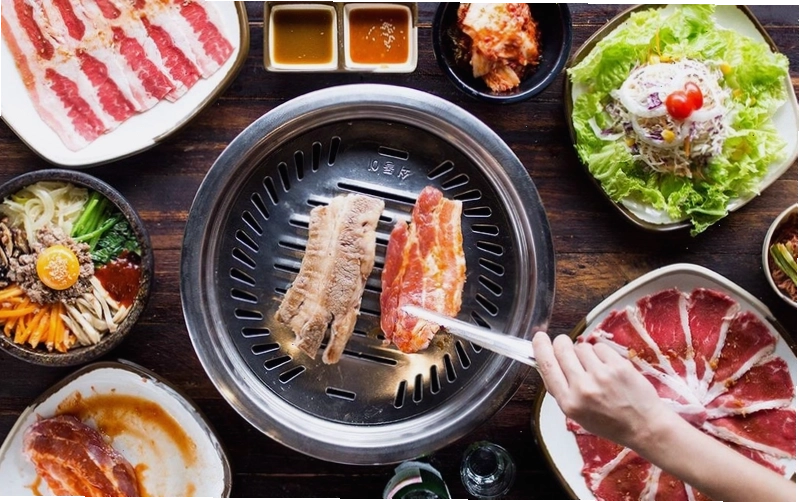 Không gian nhà hàng GoGi House với phong cách hiện đại, trẻ trung