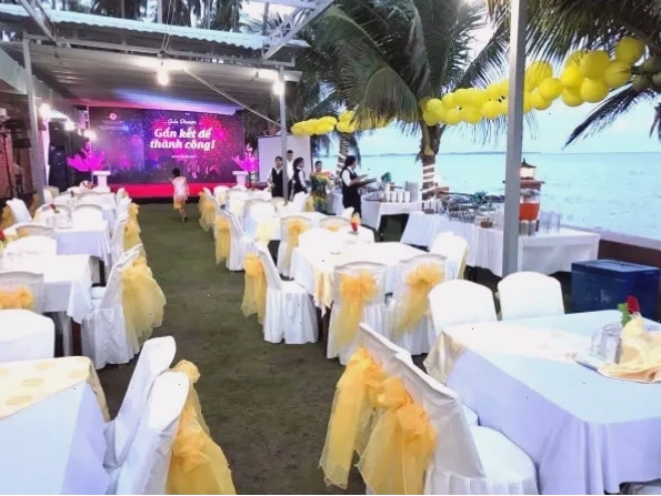 Không gian Nhà hàng Hồng Vinh phù hợp cho các đoàn khách