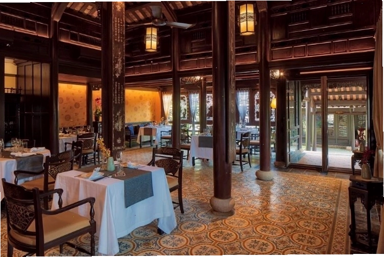 Không gian nhà hàng Huế Cổ với đèn lồng và kiến trúc xưa