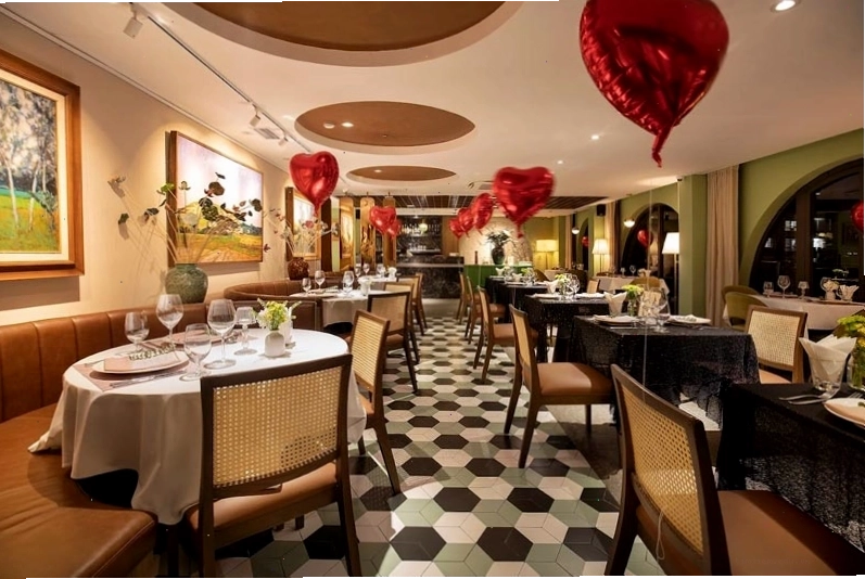 Không gian nhà hàng Khuê Restaurant với tông màu tối ấm cúng