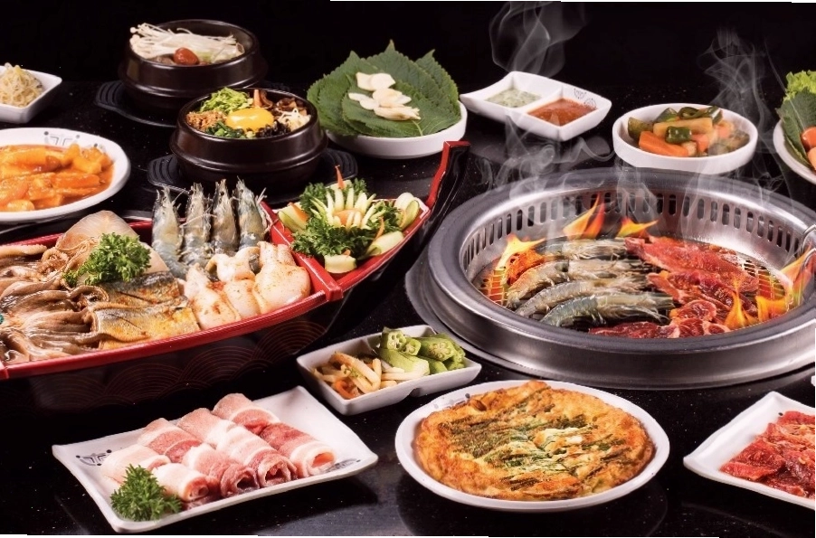 Không gian nhà hàng King BBQ với bàn nướng Hàn Quốc hiện đại