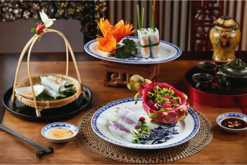 Không gian nhà hàng Mandarine với cây xanh bao phủ tạo cảm giác thư thái