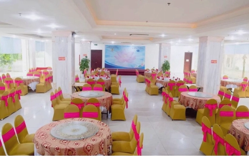 Không gian nhà hàng sạch sẽ và sang trọng tại Khách sạn Công Đoàn Cửa Lò