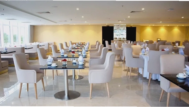 Không gian nhà hàng sang trọng tại khách sạn