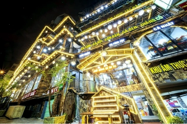 Không gian nhà hàng Sapa TV với kiến trúc gỗ mộc mạc đặc trưng