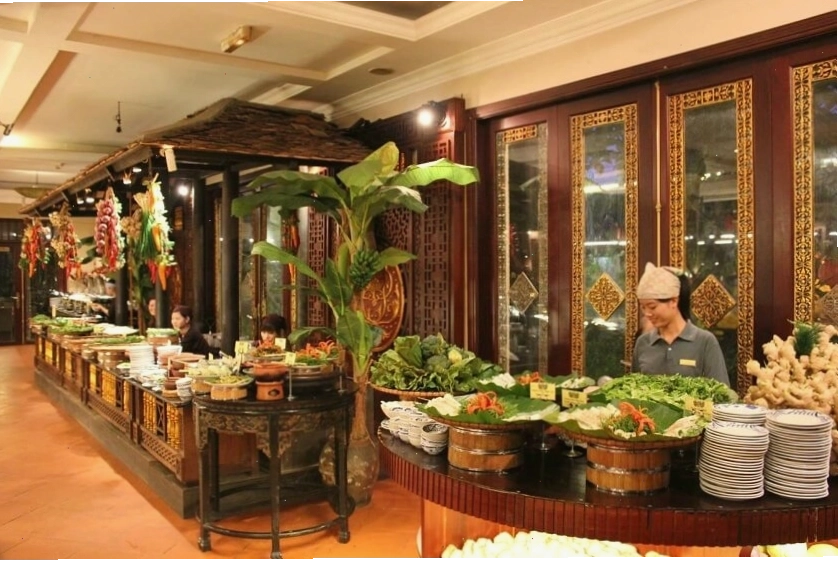 Không gian nhà hàng Sen Tây Hồ nhìn ra hồ Tây
