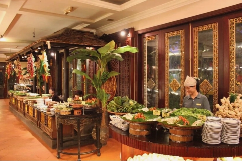 Không gian nhà hàng Sen Tây Hồ với nhiều cây xanh