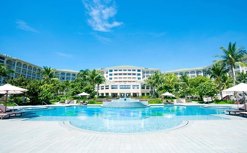 Không gian nhà hàng tại Olalani Resort với tầm nhìn ra biển