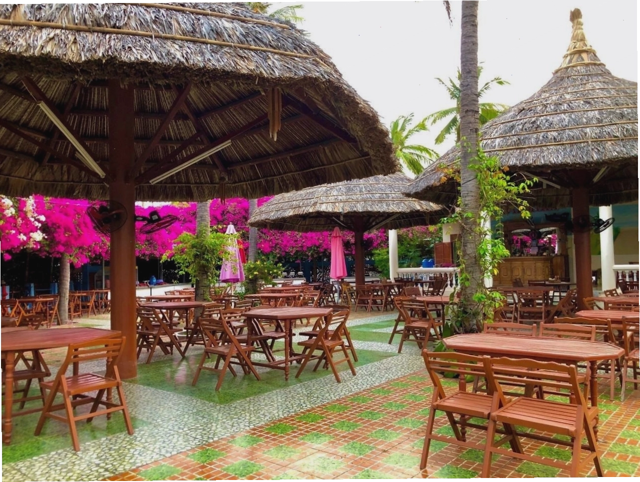 Không gian nhà hàng tại Palmira Beach Resort & Spa
