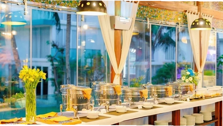 Không gian nhà hàng tại Villa Del Sol Beach Resort & Spa