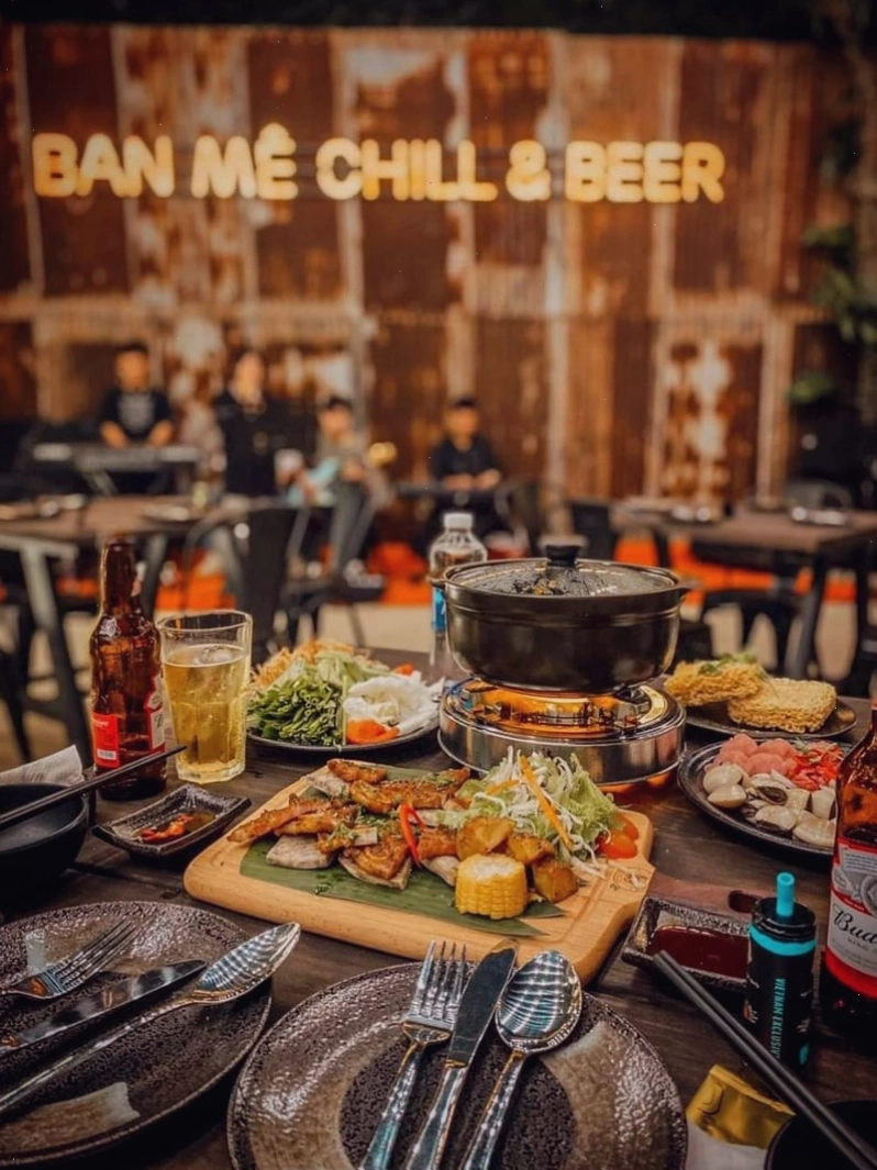Không gian nhà hàng The Chill Ban Mê với phong cách núi rừng