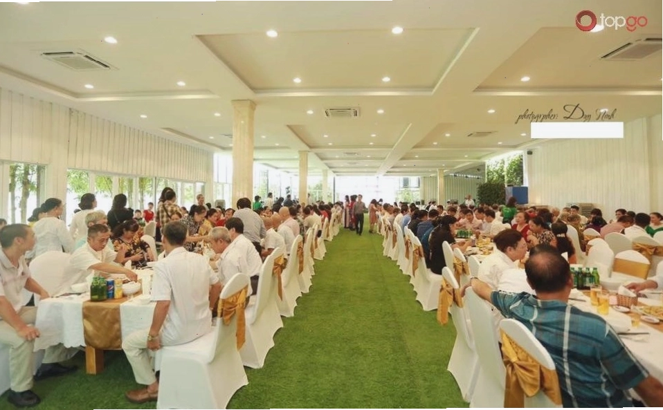 Không gian nhà hàng thung lũng hoa Hồ Tây ngập tràn hoa
