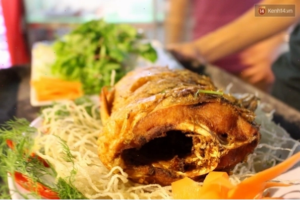 Không gian nhà hàng về đêm