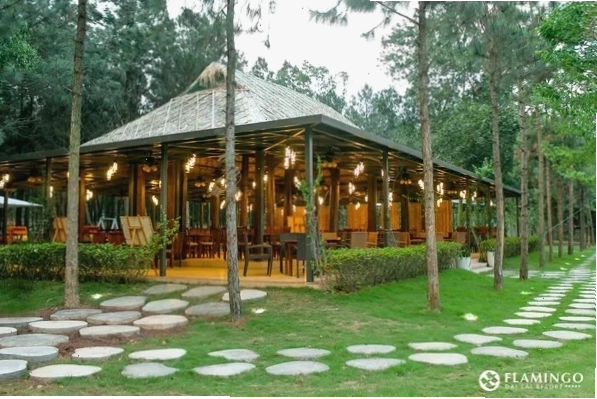 Không gian nhà hàng ven hồ với view đẹp tại Flamingo Đại Lải